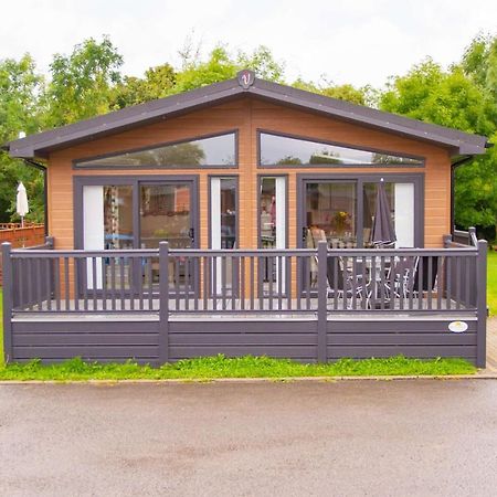 Penny Lodge With Hot Tub Малтън Екстериор снимка