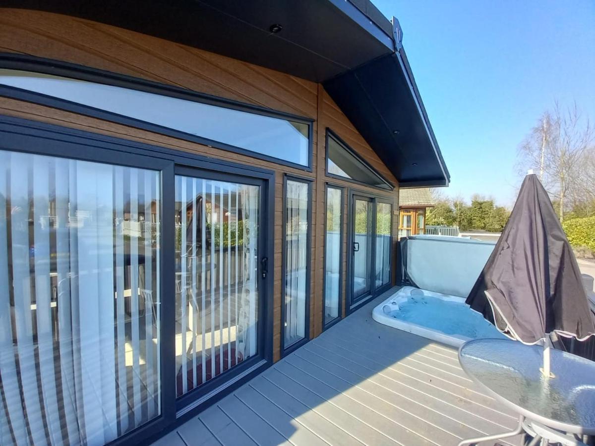 Penny Lodge With Hot Tub Малтън Екстериор снимка